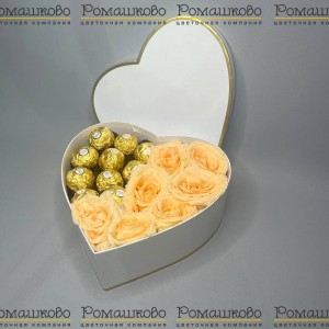 Превью Шляпная коробка с цветами и конфетами «Сердце в цветах»