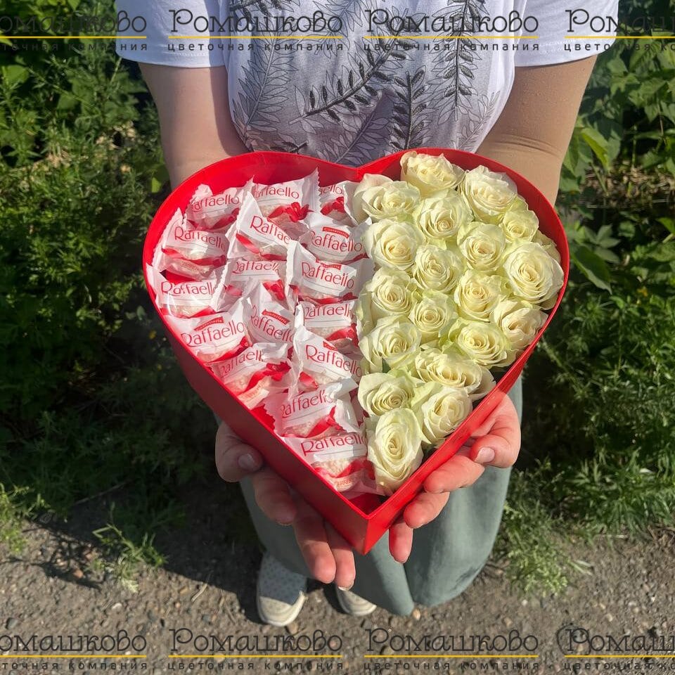 Шляпная коробка с цветами и конфетами «Любовь в коробке»