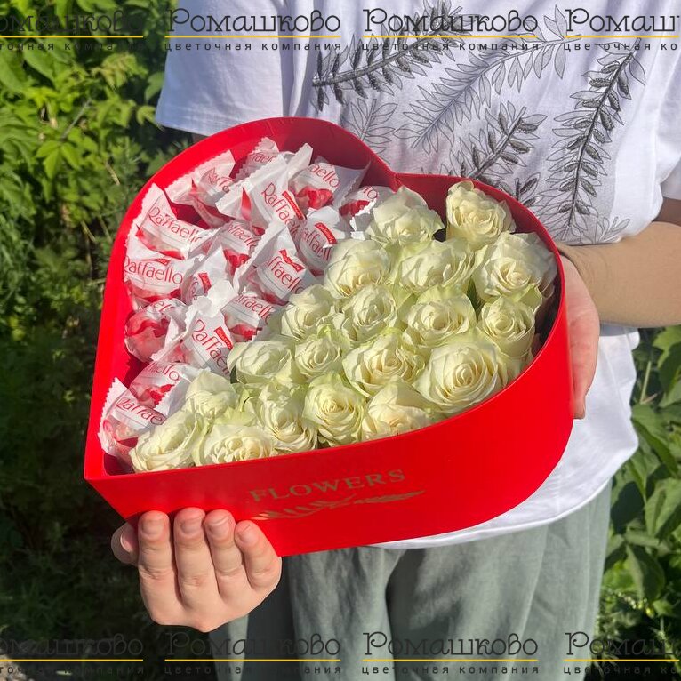 Шляпная коробка с цветами и конфетами «Любовь в коробке»