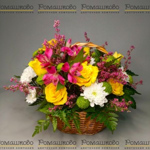 Превью Корзина с цветами «Золотая улыбка»