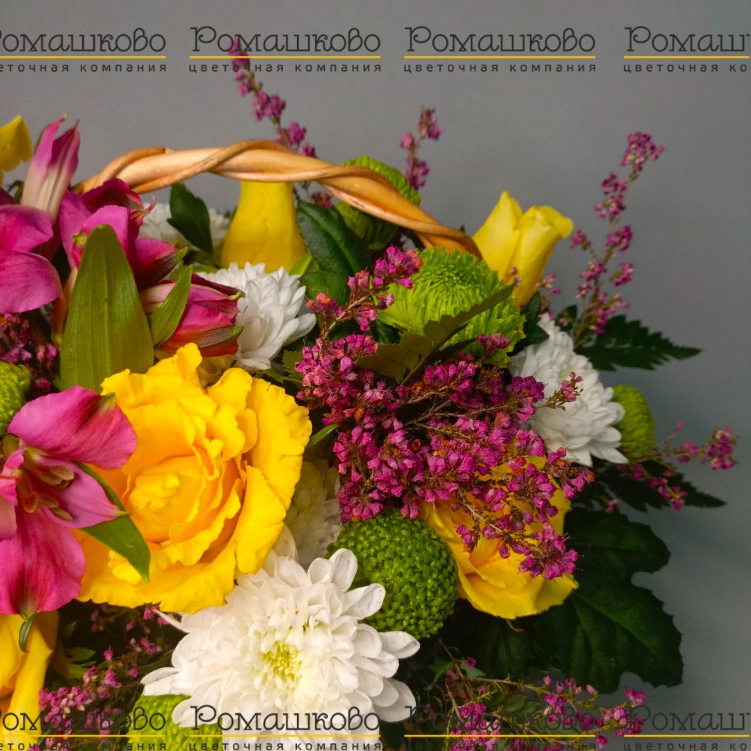 Корзина с цветами «Золотая улыбка»