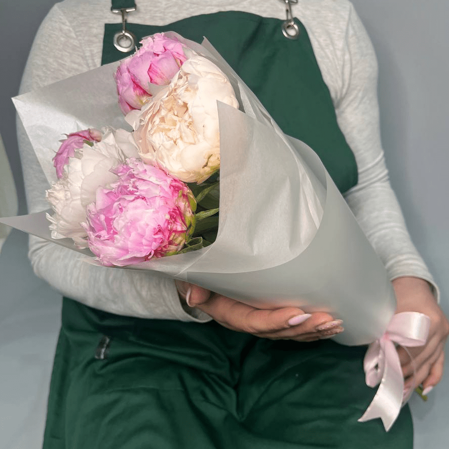 Букет из 5 Бело-Розовых Пионов «Пионовый шик»