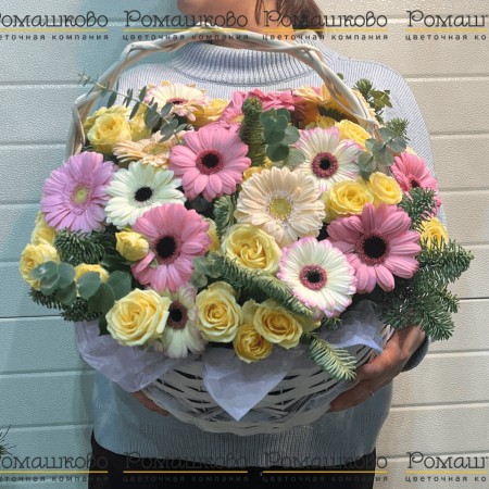 Корзина с цветами «Лучистое плетение»