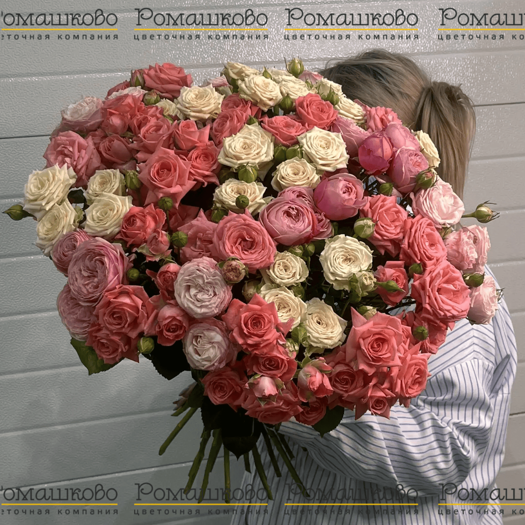 Букет из 29 кустовых пионовидных роз