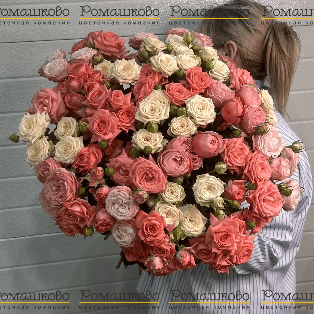 Букет из 29 кустовых пионовидных роз