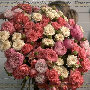 Превью Букет из 29 кустовых пионовидных роз