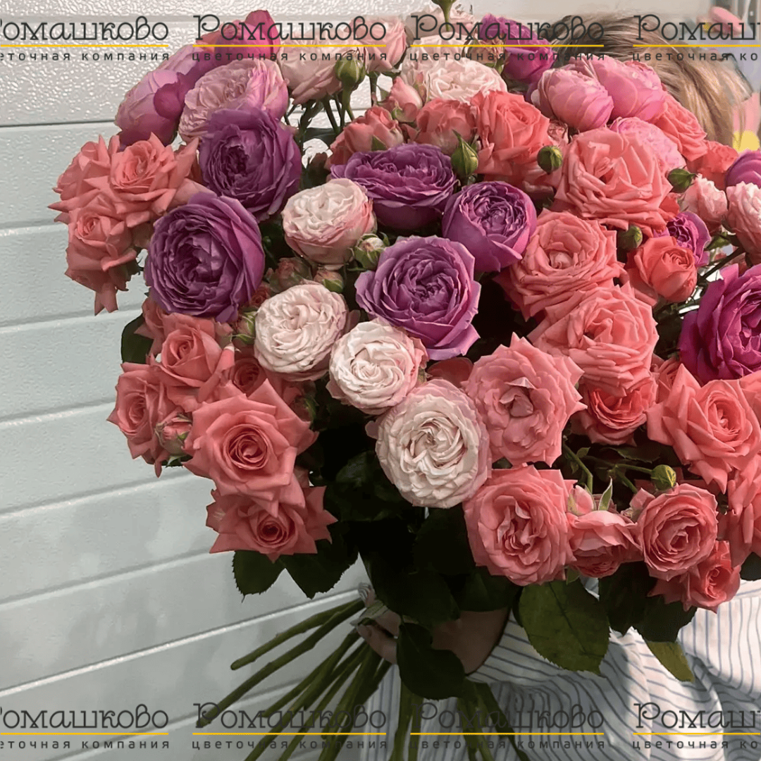 Букет из 25 кустовых пионовидных роз