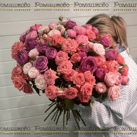 Букет из 25 кустовых пионовидных роз