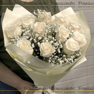 Превью Букет из 11 белых роз с гипсофилой (50см)